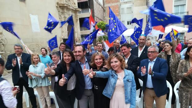 María del Carmen Sánchez con otros representantes de Ciudadanos en la campaña de las elecciones europeas