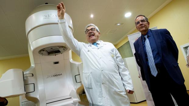 El director del Servicio de Oncologia Radioterápica del Hospital de Sant Pau, el Doctor Craven (i), junto al primer acelerador lineal de radioterapia de los tres ha donado la Fundación Amancio Ortega