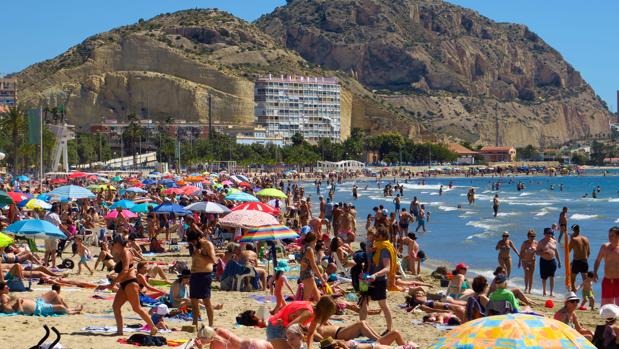 Imagen de la playa este sábado en Alicante