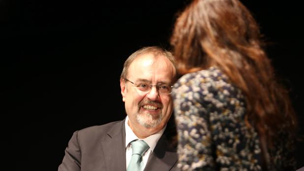 Rey entrega un premio a una profesora en una imagen de archivo