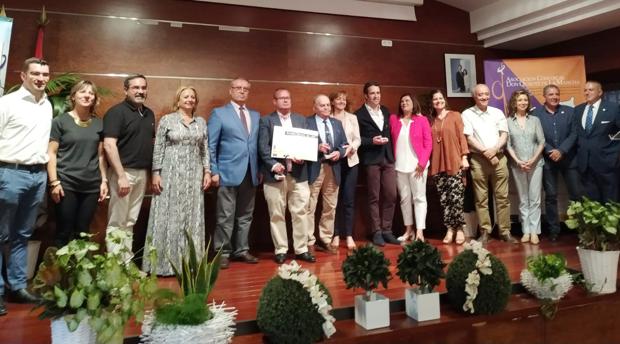Foto de familia de los galardonados junto a miembros de la asociación comarcal Don Quijote y alcaldes de la zona