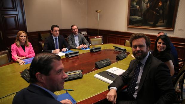 Beltrán, García Egea y Maroto, del PP, frente a Fernández, Espinosa de los Monteros y Olona, de Vox