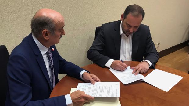 Ábalos y Mazón firman el acuerdo para que PRC apoye la investidura de Sánchez