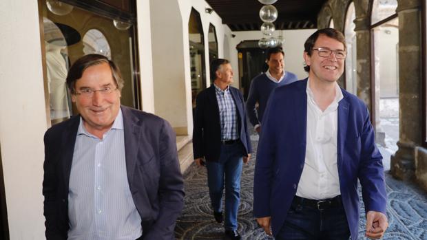 Fernández Mañueco, acompañado por Viñarás, Vázquez y De la Hoz