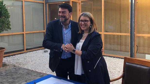 Luis Barcala y Mari Carmen Sánchez, este viernes tras sellar el acuerdo de gobierno municipal en Alicante