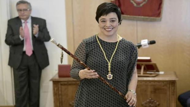 Pilar Zamora, con el bastón de mando tras ser reelegida alcaldesa de Ciudad Real