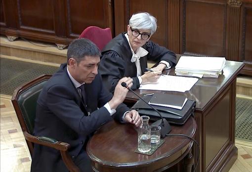 Trapero testifica en el juicio ante la atenta mirada de su abogada