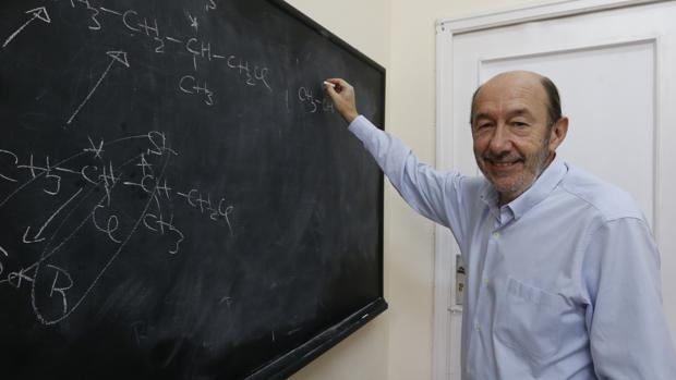 Alfredo Pérez Rubalcaba en su despacho de la Universidad Computense en 2015