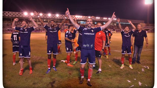 Los jugadores del Algeciras celebran su pase a la final del «play-off» después de superar al Real Jaén