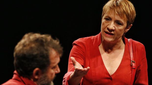 Blanca Portillo interpretando un personaje de la obra «El cartógrafo»