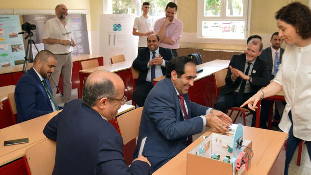 Visita de la comitiva emiratí al instituto María Moliner de Coslada