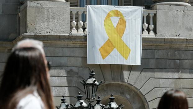 Imagen del lazo amarillo del Ayuntamiento de Barcelona