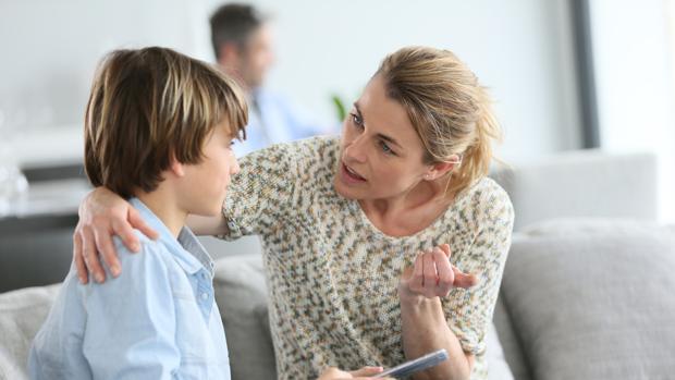 Una madre habla con su hijo