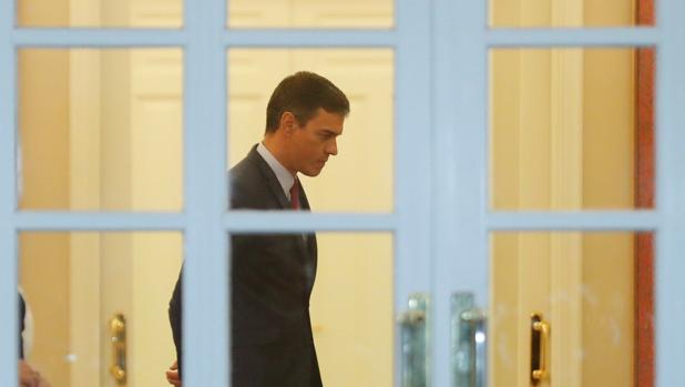 Pedro Sánchez, esperando a la selección española de baloncesto en Moncloa