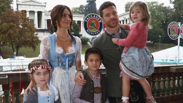 El futbolista posa rodeado por su familia