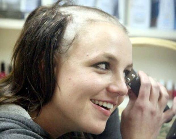 Britney Spears rapándose