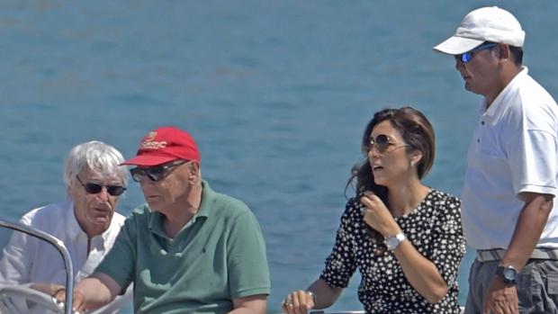 Bernie Ecclestone, con camisa blanca, y su mujer, Fabiana Flosi, disfrutando de las aguas de Ibiza