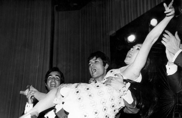 Cliff Richard, en presencia de Manuel de la Calva, del Dúo Dinámico, coge en brazos a Massiel tras proclamarse ganadora de Eurovisión