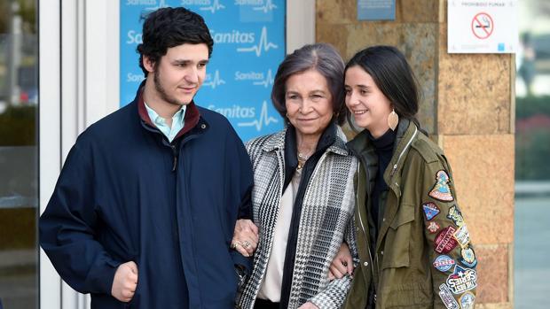 Felipe y Victoria Federica de Marichalar junto a su abuela, la Reina Sofía, en la puerta del Hospital de La Moraleja