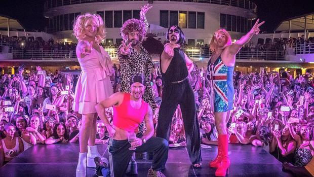 Los Backstreet Boys disfrazados de las Spice Girls