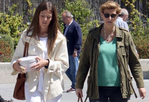 María Zurita junto a su amiga