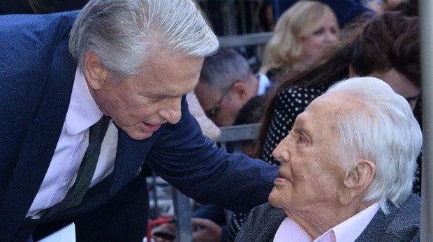 Michael Douglas junto a su padre Kirk
