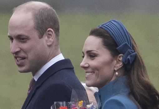 El 6 de enero combinó esta diadema azul de Jane Taylor con otro abrigo de Catherine Walker