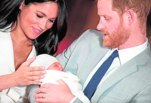Meghan Markle y el Príncipe Harry junto a su primer hijo