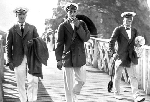 Alfonso XIII El Rey, con el Infante Don Alfonso, al regresar de la Roca de la Virgen