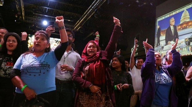 Muejres celebran la victoria de Alexandria Ocasio