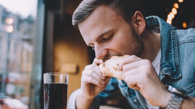 Los azúcares añadidos de los refrescos y los productos de pastelería hacen que nos excedamos en las cantidades diarias recomendadas.
