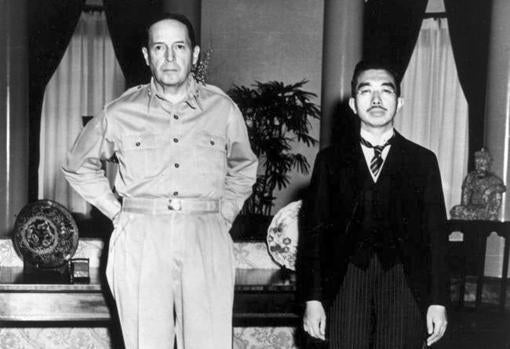 El general MacArthur junto al emperador Hirohito en su primer encuentro en 1945