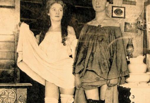 Dos meretrices lucen sus encantos ante la cámara
