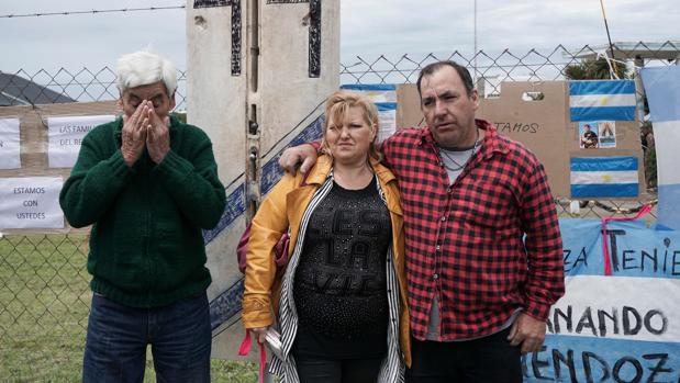 Juan Carlos Mendoza (izq.) y Carlos Mendoza, padre y hermano de Ariel Fernando Mendoza, uno de los marinos del submarino ARA San Juan, en el exterior de la base naval de Mar del Plata