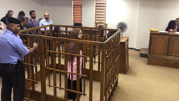 La yihadista francesa Djamila Boutoutaou asiste a su juicio en el Tribunal penal central de Bagdad