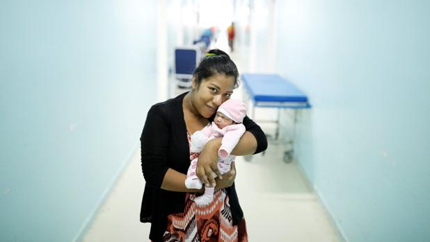 Una mujer carga a su hija recién nacido en la maternidad de Roraima