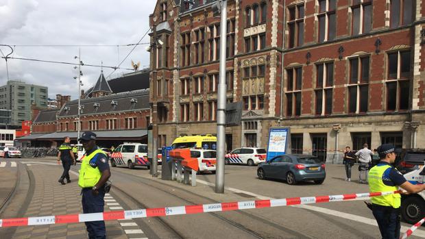 La Policía acordona el lugar de los hechos, en los alrededores de la estación central de Ámterdam