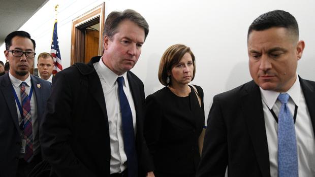 El juez Brett Kavanaugh, junto a su mujer, después de la sesión del Comité Judicial