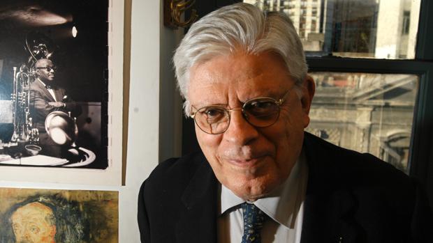 Fotografía de archivo del 6 de mayo de 2004 del caricaturista y artista plástico uruguayo-argentino Hermenegildo «Menchi» Sábat