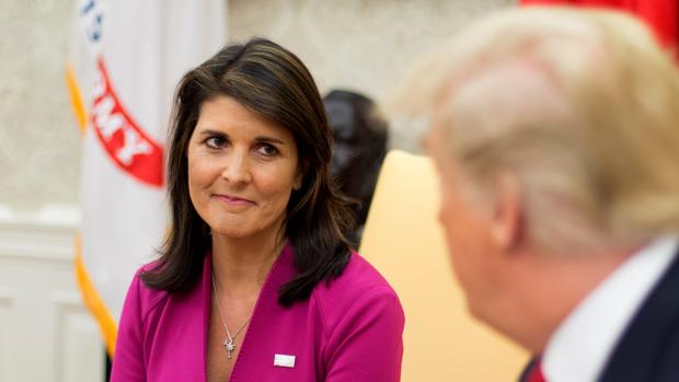 El presidente estadounidense, Donald Trump, conversa con la embajadora ante la ONU, Nikki Haley