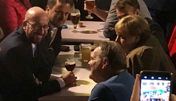 El primer ministro de Bélgica, Charles Michel, la canciller alemana, Angela Merkel, el presidente francés Emmanuel Macron y el primer ministro de Luxemburgo, Xavier Bettel, son vistos durante una reunión informal en Bruselas