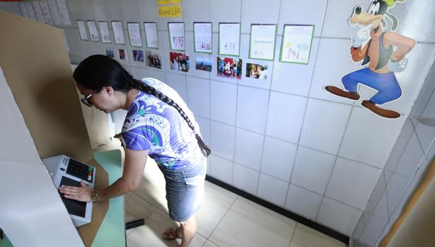 Una funcionaria prepara una urna electrónica en Brasil