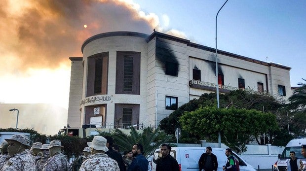 Oficiales de seguridad en el Ministerio de Relaciones Exteriores de Libia