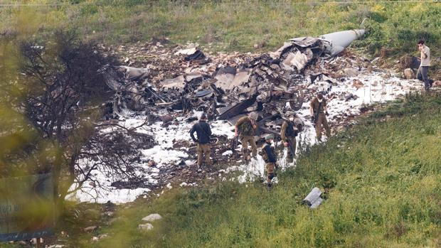 Soldados israelíes observan los restos de un avión F-16 del Ejército de Israel