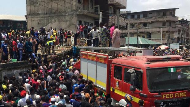 Los equipos de salvamento intentan sacar a los niños de entre los escombros