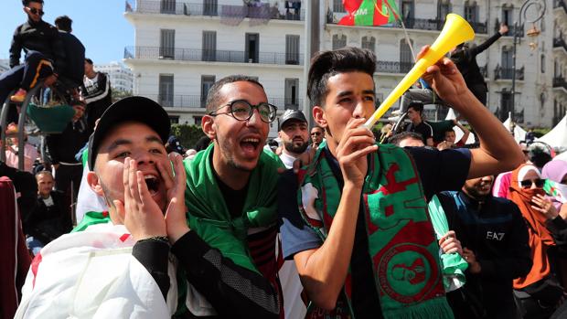 Los estudiantes salieron a las calles de Argelia para protestar contra el presidente
