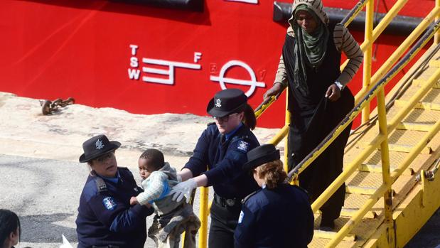 Un momento del desembarco en suelo maltés de los inmigrantes tras el secuestro del barco El Hiblu 1