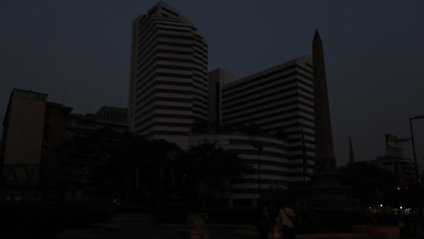 Vista de un edificio a oscuras durante el último apagón en Venezuela