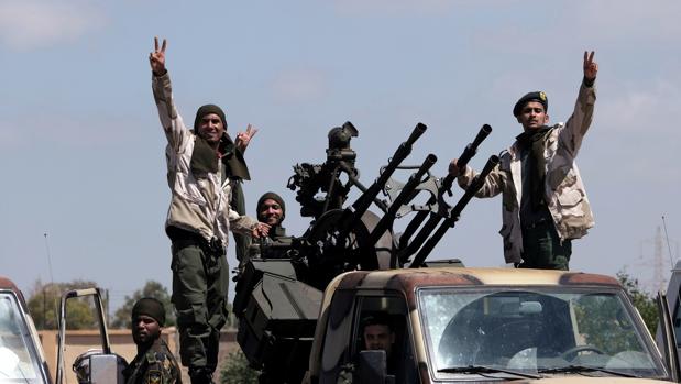 Los miembros del Ejército Nacional Libio (LNA), comandados por Khalifa Haftar, salen de Benghazi para reforzar las tropas que avanzan a Trípoli