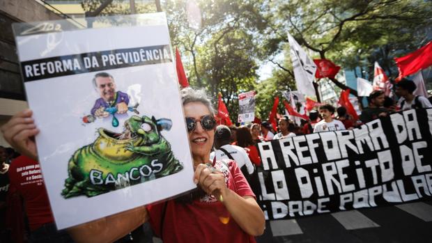 Manifestación contra el Gobierno en Belo Horizonte, durante la jornada de huelga general en Brasil